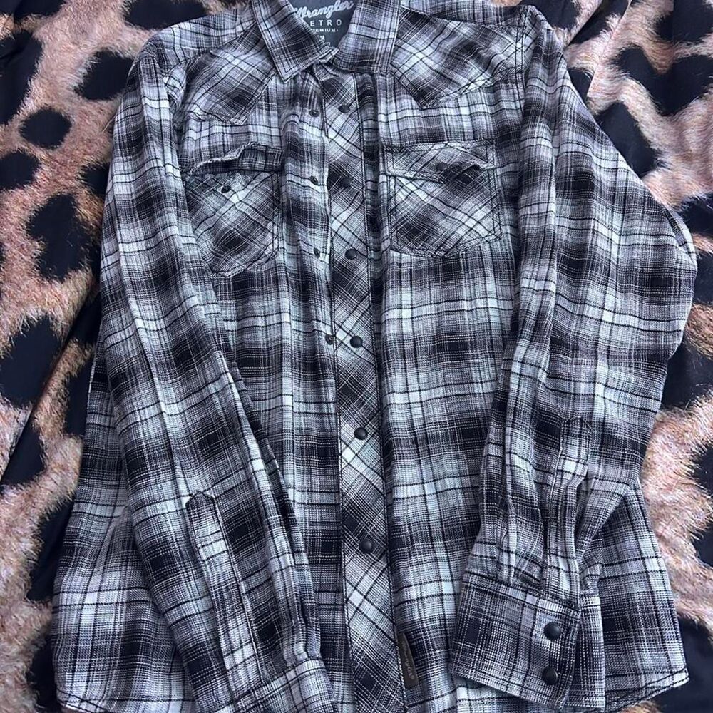 Wrangler Men's Grey and Black Shirt